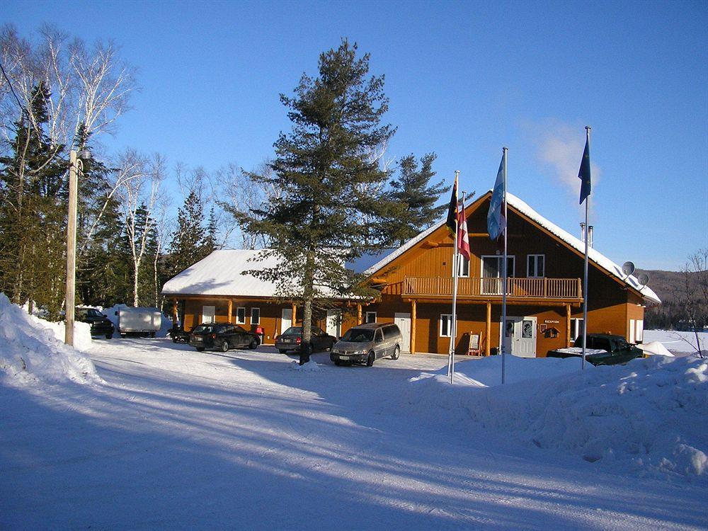 Motel Ours Bleu Lac-Saguay Bagian luar foto