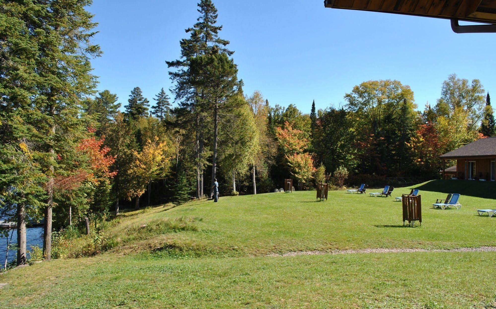 Motel Ours Bleu Lac-Saguay Bagian luar foto