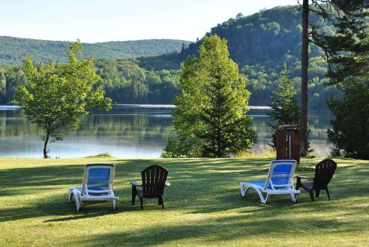 Motel Ours Bleu Lac-Saguay Bagian luar foto